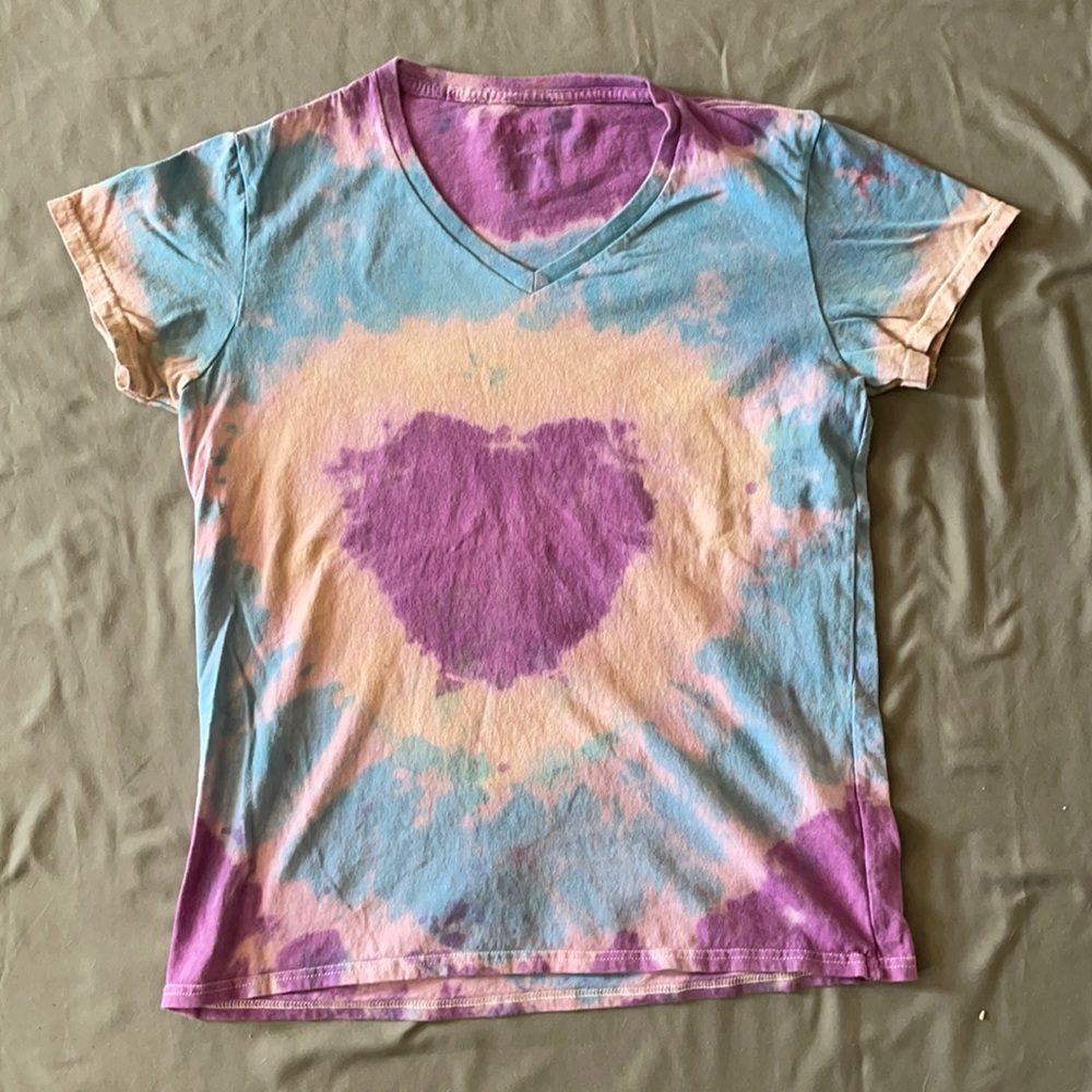 Clearance $7 Ladies L large v-neck tie dye heart t-shirt